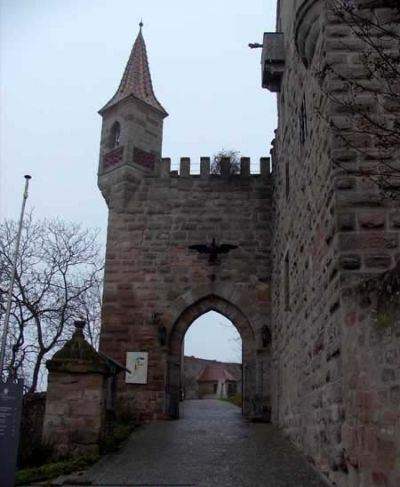 Der Eingang der Burg Abenberg. Links vom Tor geht es zum aus Wolfram von Eschenbachs Parzival berühmten Turnieranger.