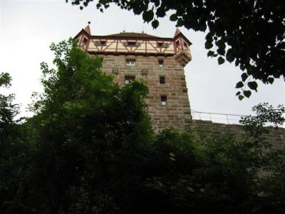 Das Zinnengeschoss mit der Wohnung des Turmschreibers von außerhalb der Burg gesehen.