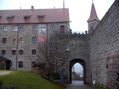 Das Tor vom Burghof aus gesehen.