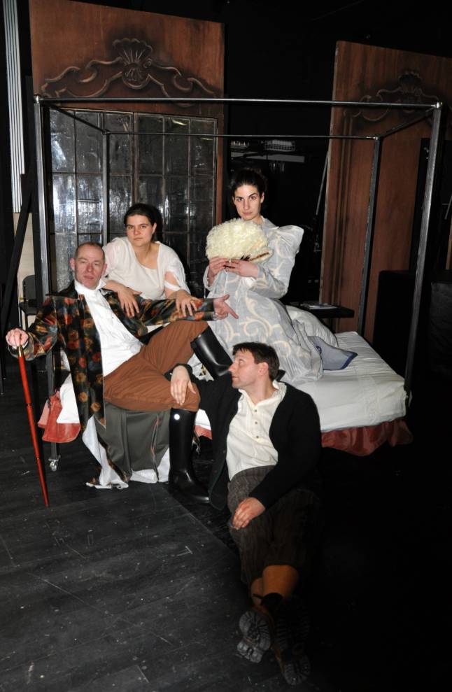 Von links nach rechts: Markgraf Alexander (Klaus Gramüller), Claire Clairon (Katja Schumann), Lady Craven (Maja Eisenhans), unten Hofnarr Peter Prosch (Christian Mark). 